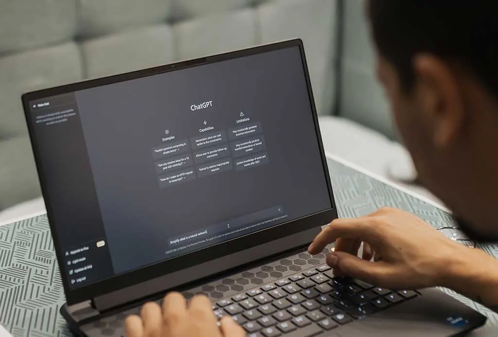 Mann mit Chat GPT-Screen