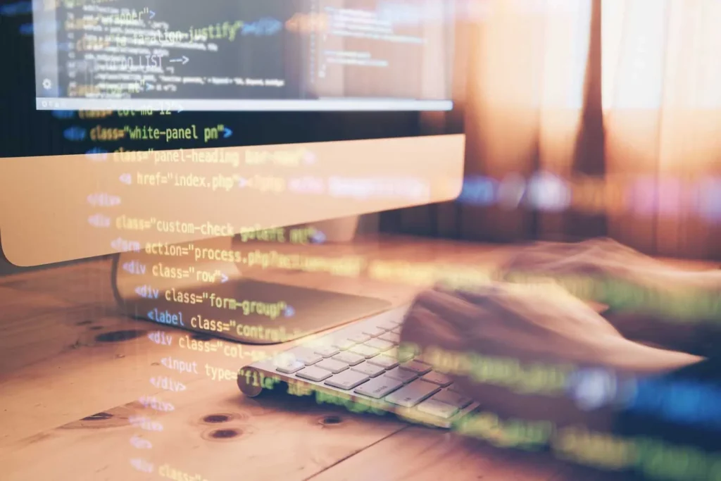 Person bei der Schnittstellenentwicklung