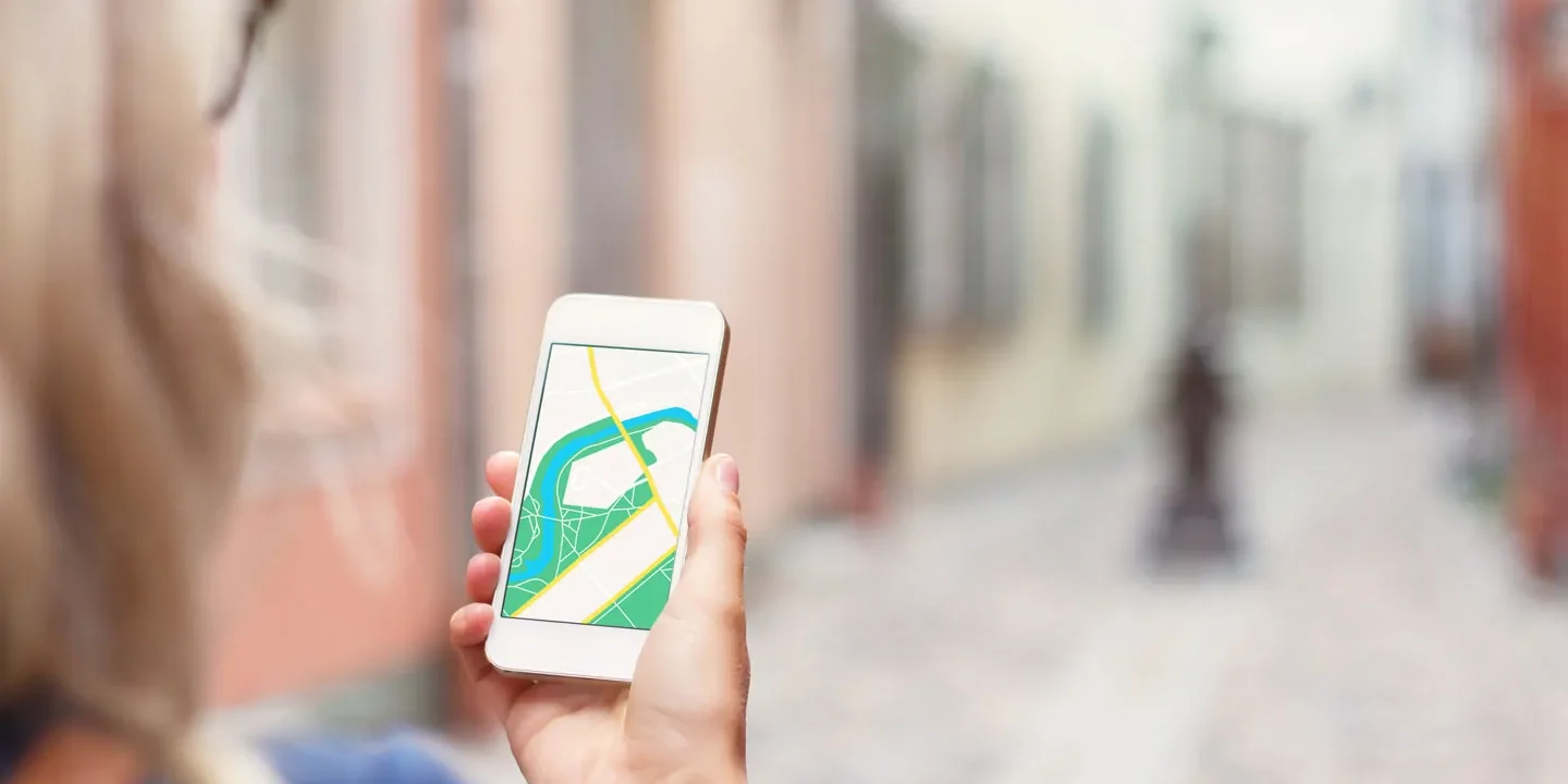 Person mit Smartphone in der Hand