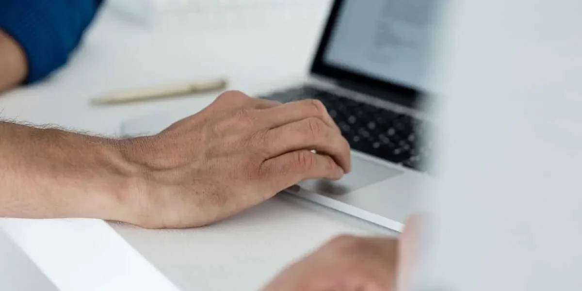 Mann auf der Suche nach Webdesign-Agentur